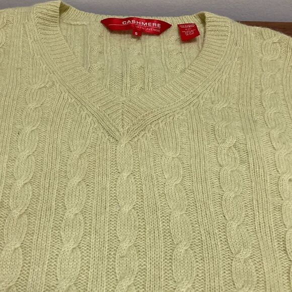 Cashmere Fifth Avenue Cable Knit Sweater with V Neck in yellow. Size Small. - Picture 1 of 6